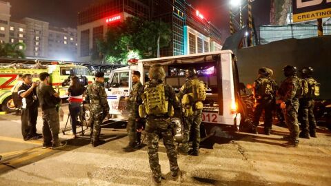 Miembros de la polic&iacute;a en Manila