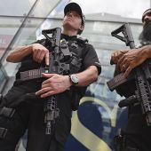 Agentes de policía británicos patrullan el centro de Manchester, en el Reino Unido