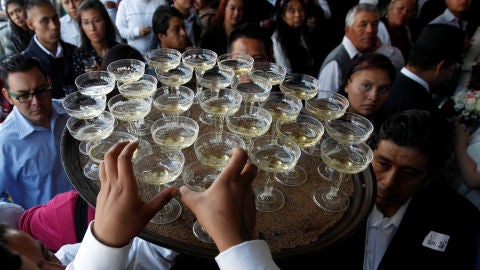 Un camarero llevando copas en una boda