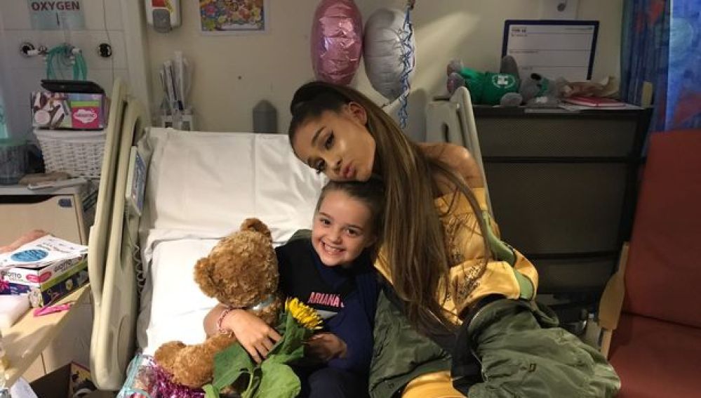 Ariana Grande visita en el hospital a víctimas del atentado en Manchester