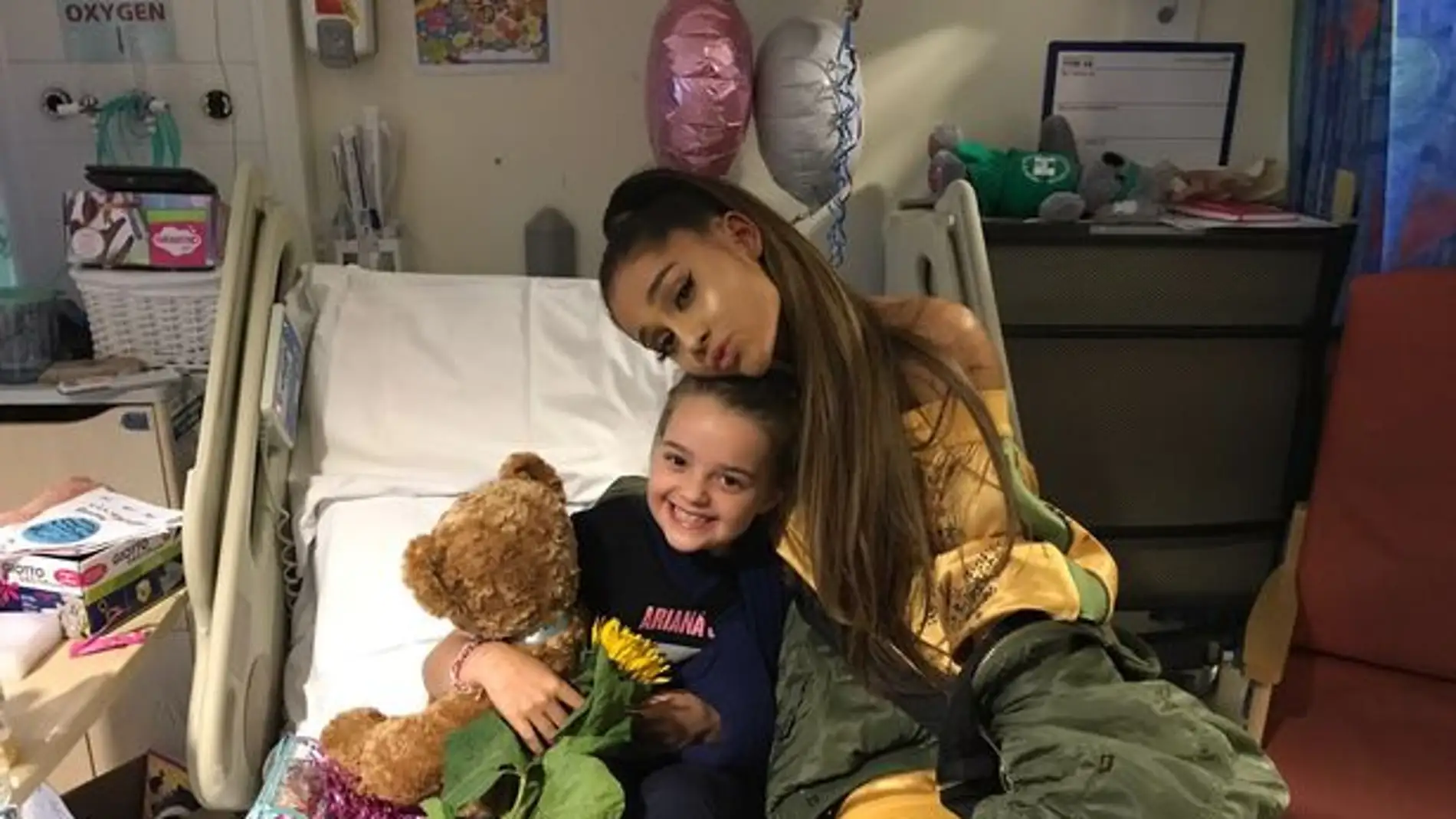 Ariana Grande visita en el hospital a víctimas del atentado en Manchester