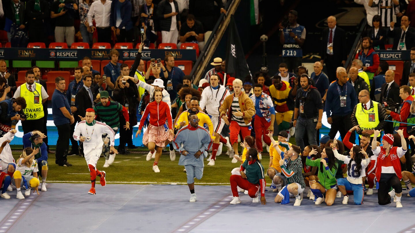 Los 'black eyed peas' al comienzo de su espectáculo en el Millennium Stadium