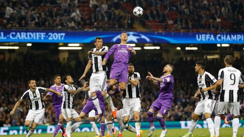 Los jugadores del Real Madrid y Juventus en acci&oacute;n