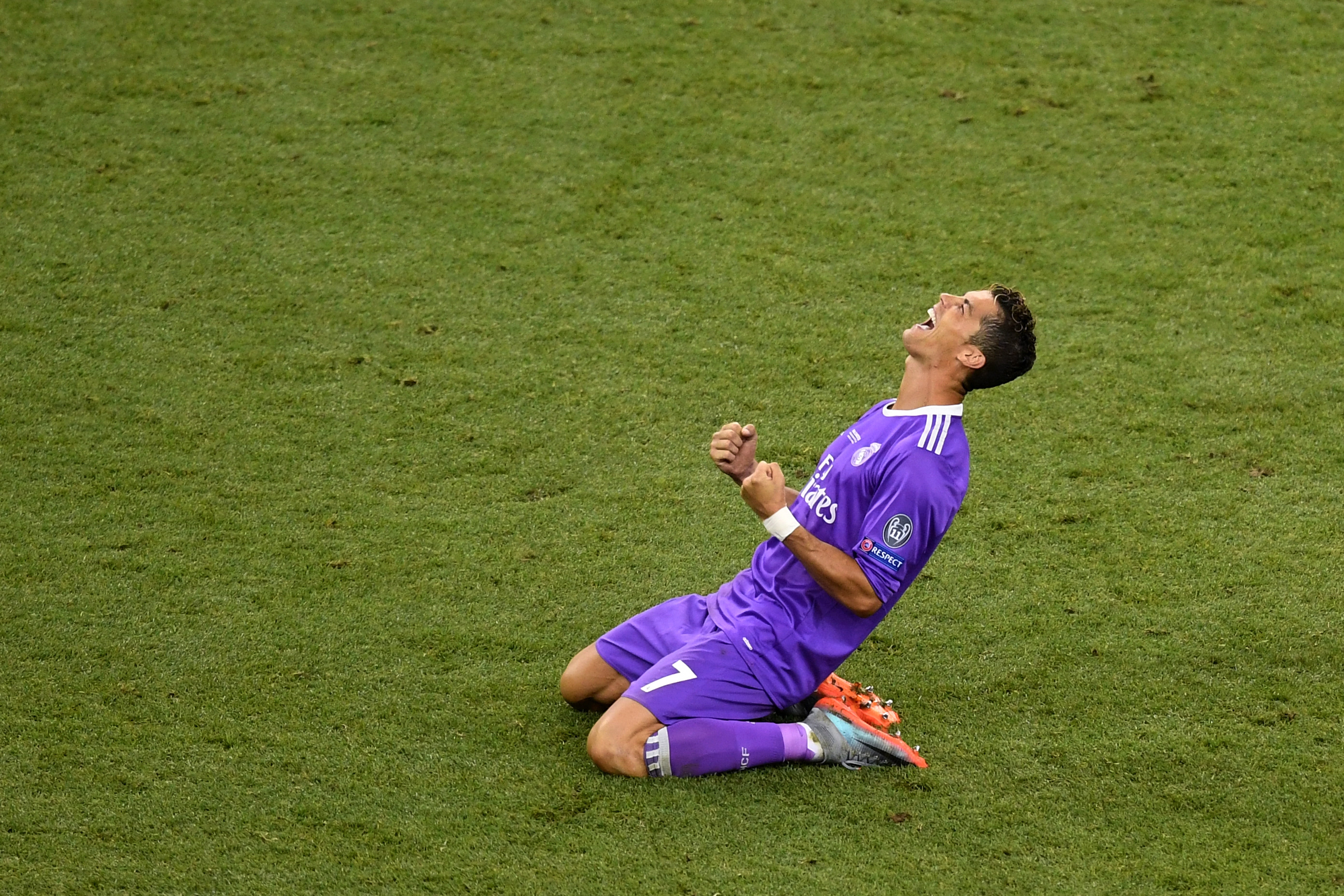 El emocionante momento en el que el acabó el partido y el Real Madrid ganó la duodécima El emocionante momento en el que el acabó el partido y el Real Madrid ganó la duodécima