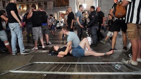 Un hombre atiende a una mujer herida tras la estampida