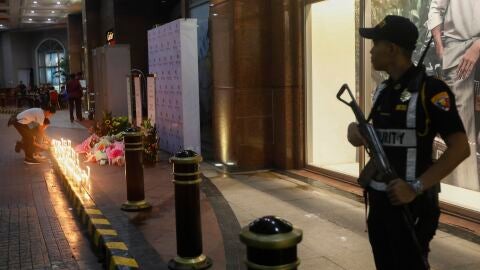  Filipinos depositan flores y velas en el Resorts World Manila