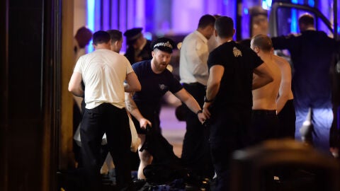 Agentes de polic&iacute;a se cambian para ayudar en las labores de auxilio en el doble atentado de Londres