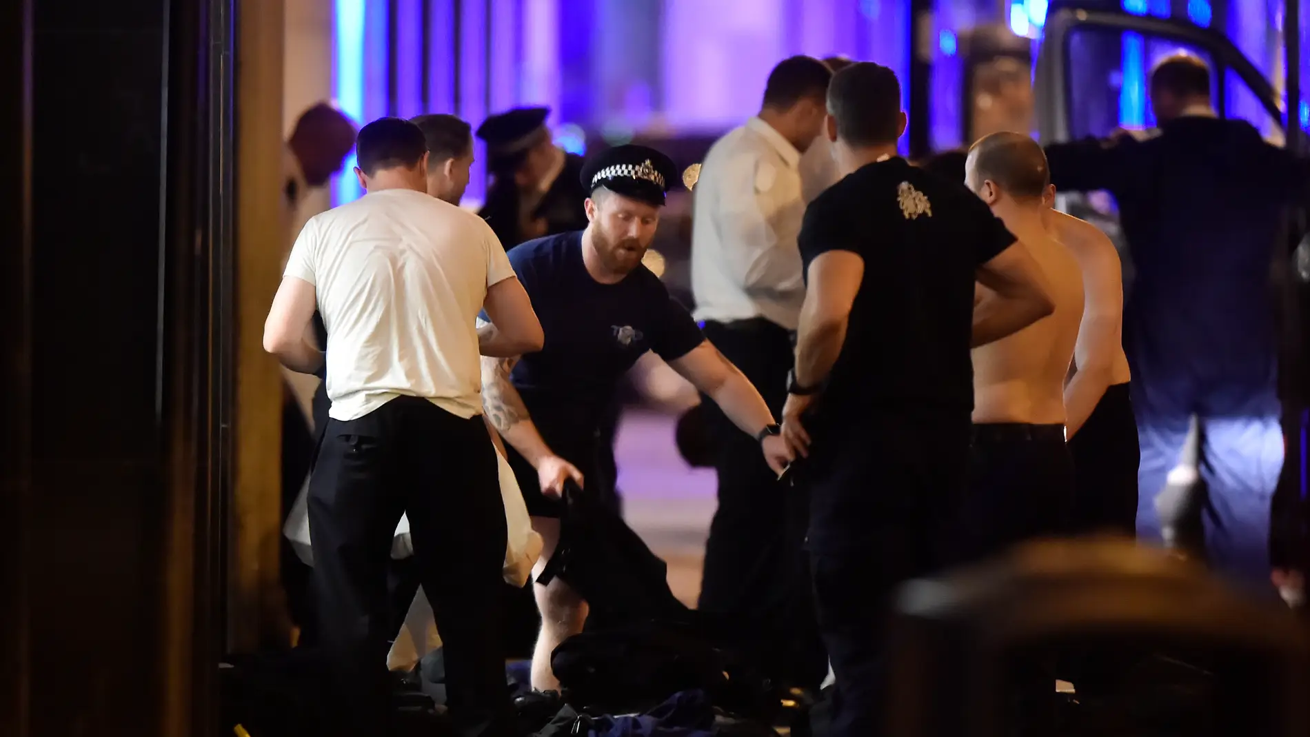 Agentes de policía se cambian para ayudar en las labores de auxilio en el doble atentado de Londres
