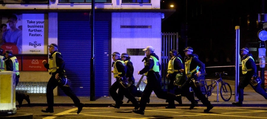 Policías británicos corren hacia el Puente de Londres Policías británicos corren hacia el Puente de Londres