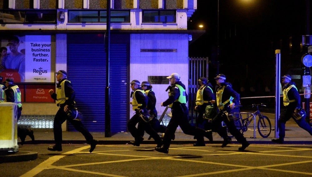 Policías británicos corren hacia el Puente de Londres