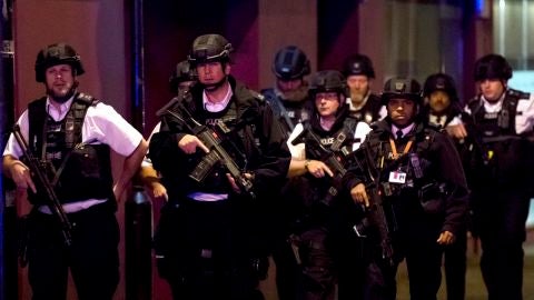 Agentes de polic&iacute;a cerca del Puente de Londres