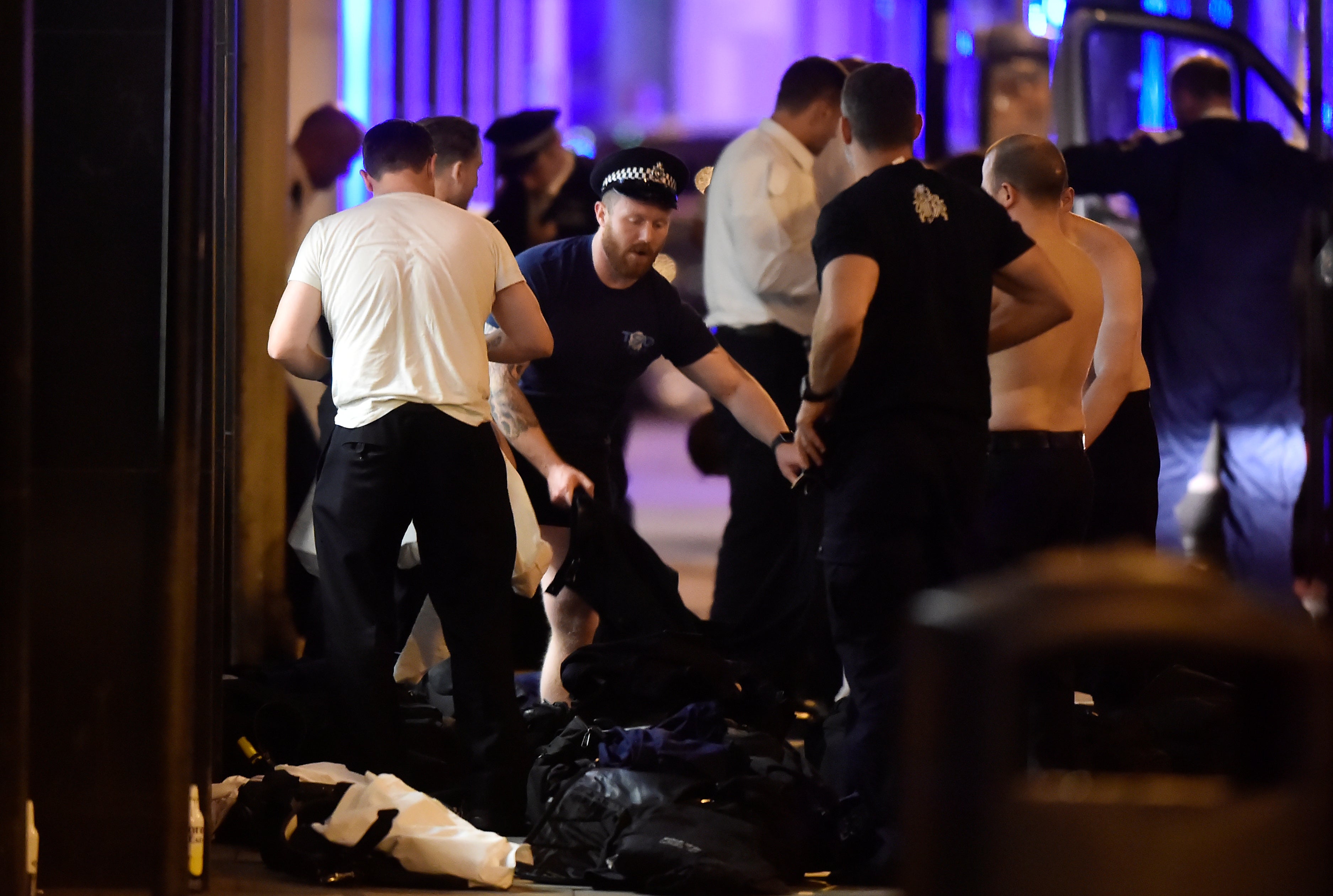 Una foto muestra a un hombre abatido en el suelo en Borough Market con latas alrededor de su cuerpo Una foto muestra a un hombre abatido en el suelo en Borough Market con latas alrededor de su cuerpo