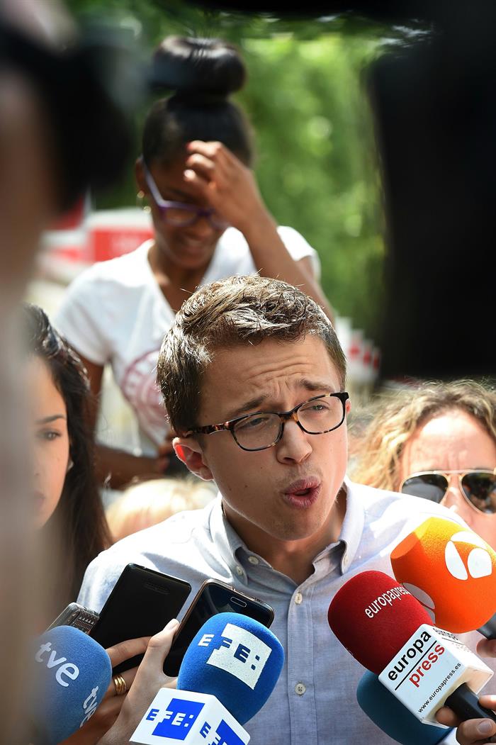 Podemos ve legítimo el referéndum de Puigdemont, pero cree que no será "efectivo" Podemos ve legítimo el referéndum de Puigdemont, pero cree que no será "efectivo"