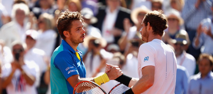 Wawrinka le da la mano a Murray tras vencerle en Roland Gsarros Wawrinka le da la mano a Murray tras vencerle en Roland Gsarros