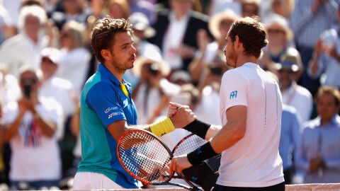 Wawrinka le da la mano a Murray tras vencerle en Roland Gsarros