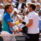 Wawrinka le da la mano a Murray tras vencerle en Roland Gsarros Wawrinka le da la mano a Murray tras vencerle en Roland Gsarros