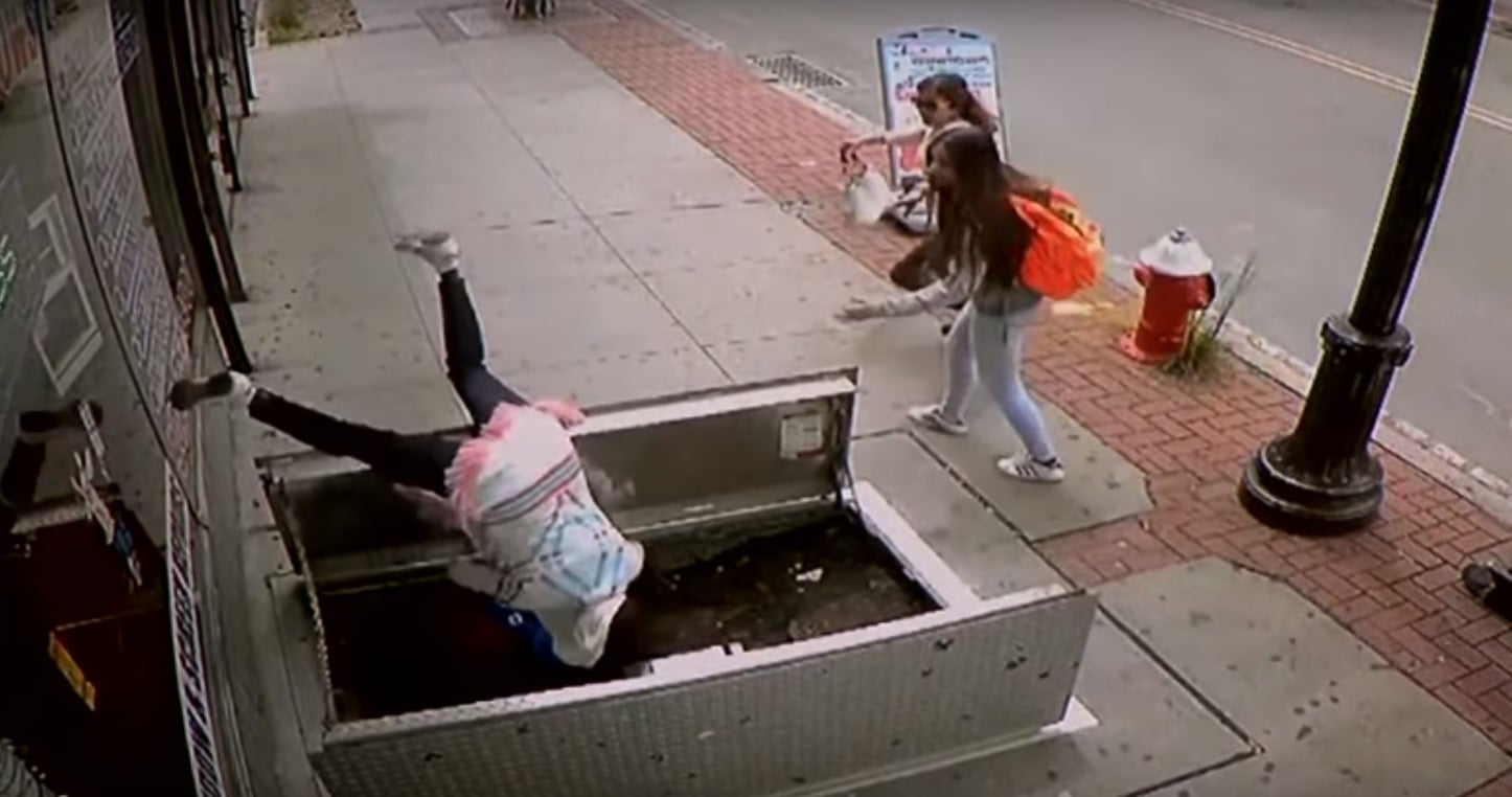 Una mujer de 67 años cae a un agujero de casi dos metros por ir distraída mirando su móvil Una mujer de 67 años cae a un agujero de casi dos metros por ir distraída mirando su móvil