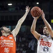 Llull lanza a canasta en el partido ante Valencia Basket Llull lanza a canasta en el partido ante Valencia Basket