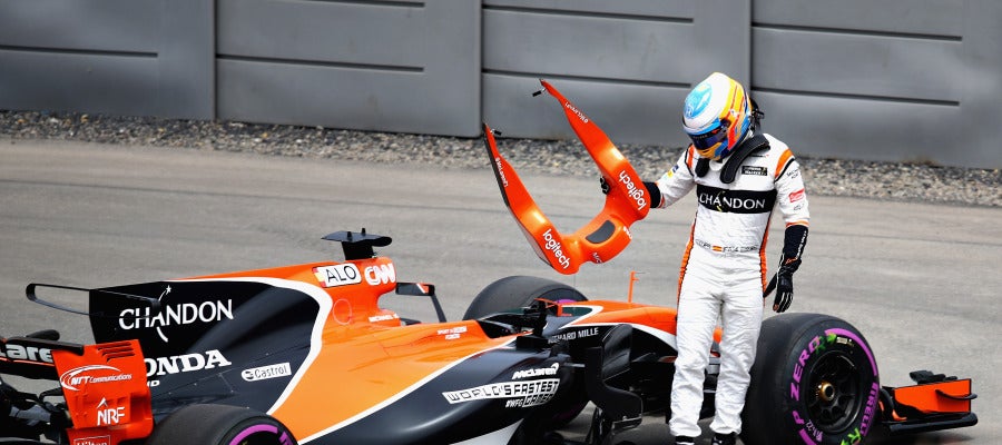 Fernando Alonso se baja de su coche tras la avería Fernando Alonso se baja de su coche tras la avería