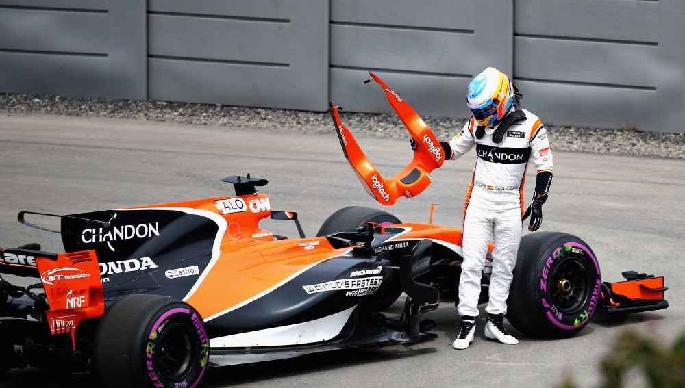 Fernando Alonso se baja de su coche tras la avería