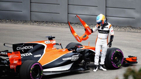 Fernando Alonso se baja de su coche tras la aver&iacute;a
