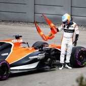 Fernando Alonso se baja de su coche tras la avería