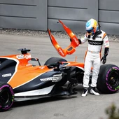 Fernando Alonso se baja de su coche tras la avería Fernando Alonso se baja de su coche tras la avería