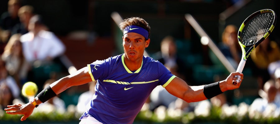 Rafa Nadal intenta llegar a una bola en Roland Garros Rafa Nadal intenta llegar a una bola en Roland Garros