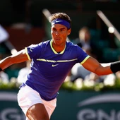 Rafa Nadal intenta llegar a una bola en Roland Garros Rafa Nadal intenta llegar a una bola en Roland Garros