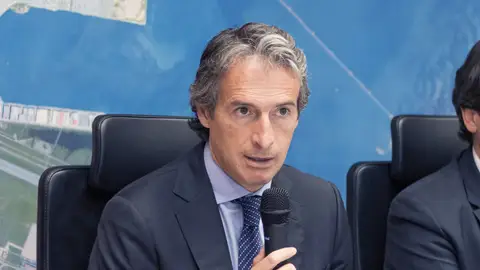 Íñigo de la Serna durante la firma un convenio para la mejora de la terminal ferroviaria de Muriedas. Íñigo de la serna