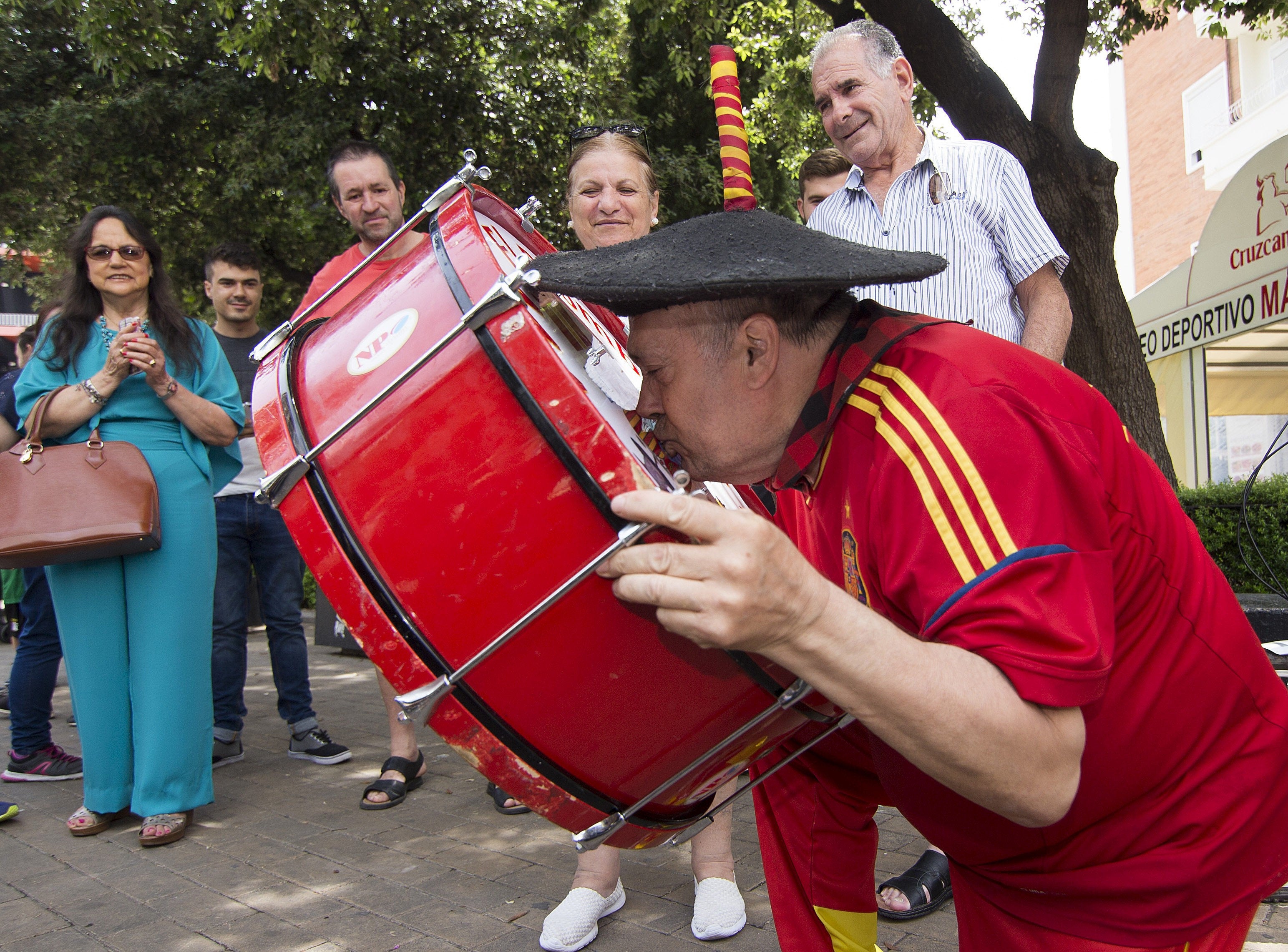 Manolo "el del Bombo", una vida dedicada a ser el espíritu de la hinchada Manolo "el del Bombo", una vida dedicada a ser el espíritu de la hinchada