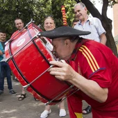 Manolo el del Bombo besa su bombo recuperado junto a su bar en Valencia Manolo el del Bombo besa su bombo recuperado junto a su bar en Valencia