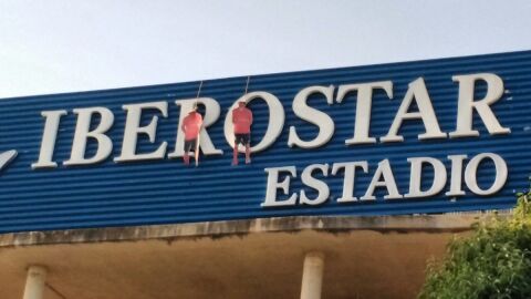 Los mu&ntilde;ecos vestidos del Mallorca, colgados del estadio