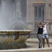 Turistas en la plaza de España de Sevilla