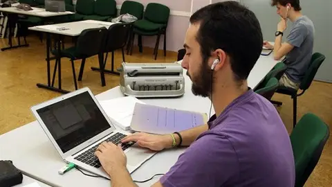 Jóvenes ciegos realizando su examen de selectividad Jóvenes ciegos realizando su examen de selectividad