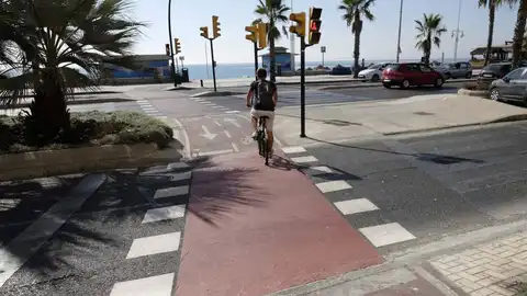 Un ciclista circulando por un carril bici de Málaga Un ciclista circulando por un carril bici de Málaga
