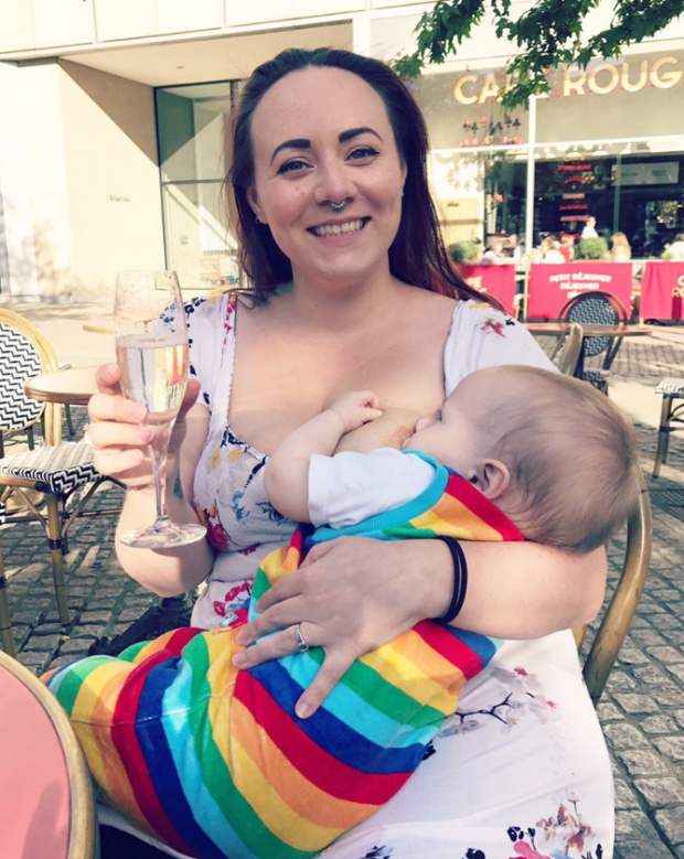 Obligan a una mujer a taparse mientras amamantaba a su bebé en un autobús Obligan a una mujer a taparse mientras amamantaba a su bebé en un autobús