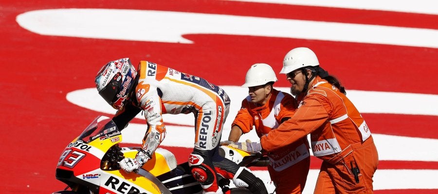 Márquez, ayudado por los comisarios Márquez, ayudado por los comisarios