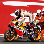 Márquez, ayudado por los comisarios Márquez, ayudado por los comisarios