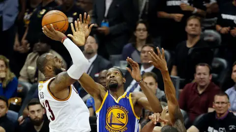 LeBron tira a canasta ante Kevin Durant LeBron tira a canasta ante Kevin Durant