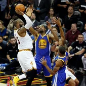 LeBron tira a canasta ante Kevin Durant LeBron tira a canasta ante Kevin Durant