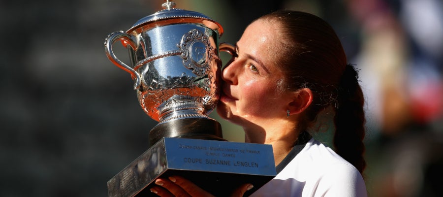 Ostapenko, con el trofeo de Roland Garros Ostapenko, con el trofeo de Roland Garros