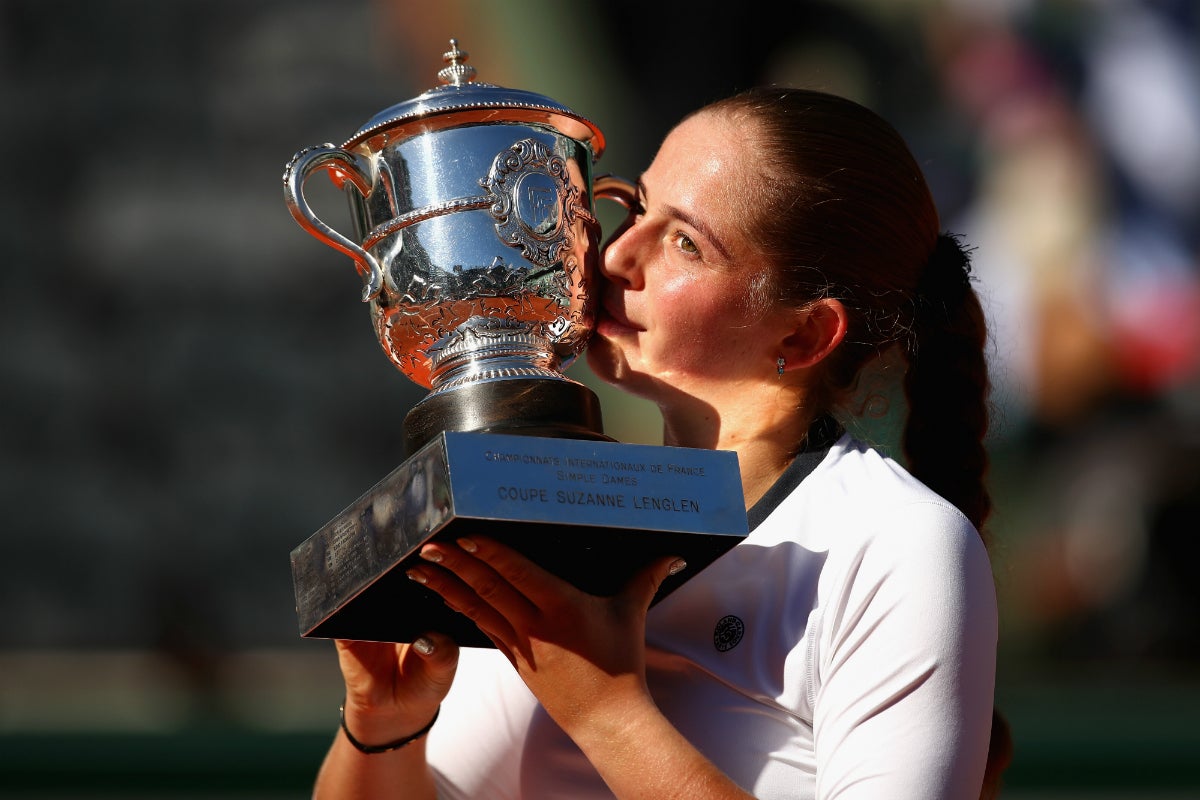 Jelena Ostapenko conquista el Roland Garros tras vencer a Simona Halep en tres sets Jelena Ostapenko conquista el Roland Garros tras vencer a Simona Halep en tres sets