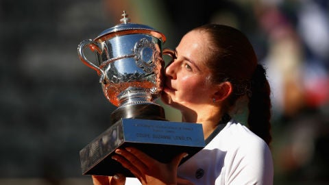 Ostapenko, con el trofeo de Roland Garros