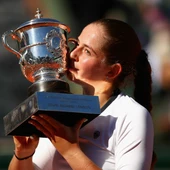 Ostapenko, con el trofeo de Roland Garros Ostapenko, con el trofeo de Roland Garros