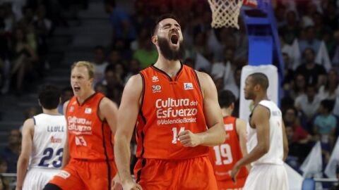 Dubljevic celebra una canasta ante el Real Madrid