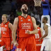Dubljevic celebra una canasta ante el Real Madrid Dubljevic celebra una canasta ante el Real Madrid