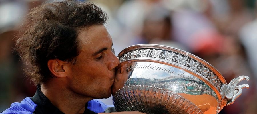 Rafa Nadal besa su décimo Roland Garros Rafa Nadal besa su décimo Roland Garros