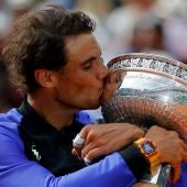 Rafa Nadal besa su décimo Roland Garros