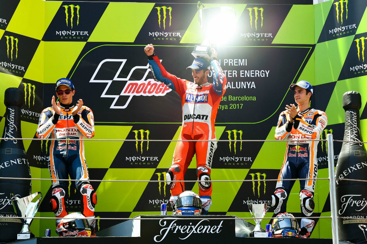 Andrea Dovizioso se lleva la victoria en Cataluña ante Marc Márquez Andrea Dovizioso se lleva la victoria en Cataluña ante Marc Márquez